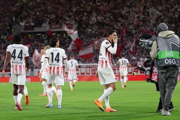 23.10.2025, xrekx, Fussball UEFA Europa League, SC Freiburg - FC Utrecht v.l. Torjubel nach dem Tor zum celebrating the goal celebrate 2:0 durch Vincenzo Grifo (SC Freiburg) (DFL DFB REGULATIONS PROHIBIT ANY USE OF PHOTOGRAPHS as IMAGE SEQUENCES and or QUASI-VIDEO) Freiburg