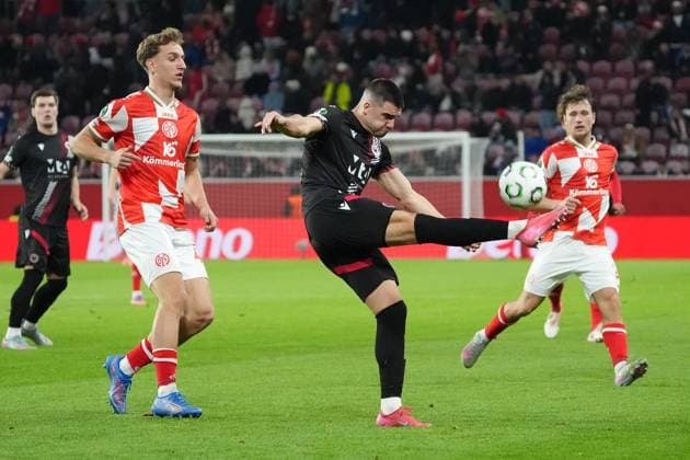 Marko Vranjkovic (Zrinjski Mostar, 19) klärt - 23.10.2025 1. FSV Mainz 05 vs. Zrinjski Mostar, MEWA Arena, Europa Conference League