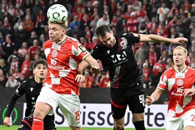 23.10.2025, xsltx, Fussball UEFA Conference League, FSV Mainz 05 - HSK Zrinjski Mostar v.l. Lennard Maloney (FSV Mainz 05) Kerim Memija (HSK Zrinjski Mostar) Zweikampf, Aktion, action, battle for the ball (DFL DFB REGULATIONS PROHIBIT ANY USE OF PHOTOGRAPHS as IMAGE SEQUENCES and or QUASI-VIDEO) Mainz