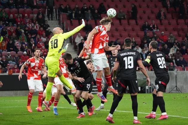 Torwart Goran Karacic (Zrinjski Mostar, 18) gegen Kacper Potulski (1. FSV Mainz 05, 48) - 23.10.2025 1. FSV Mainz 05 vs. Zrinjski Mostar, MEWA Arena, Europa Conference League