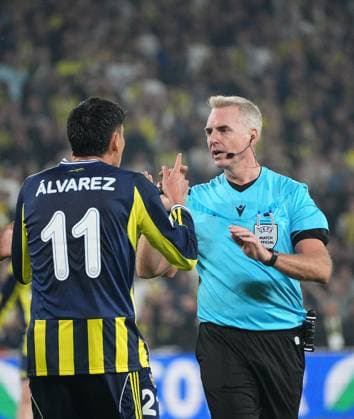 ISTANBUL, TURKEY - OCTOBER 23: Edson Alvarez of Fenerbahce SK reacts to referee Jakob Kehlet during the UEFA Europa League 2025 26 League Phase MD3 match between Fenerbahce SK and VfB Stuttgart at Chobani Stadium on October 23, 2025 in Istanbul, Turkey. Ä±STNBUL Turkey Copyright: xSeskimphotox Fbahce-Stuttgart-231025 (117)