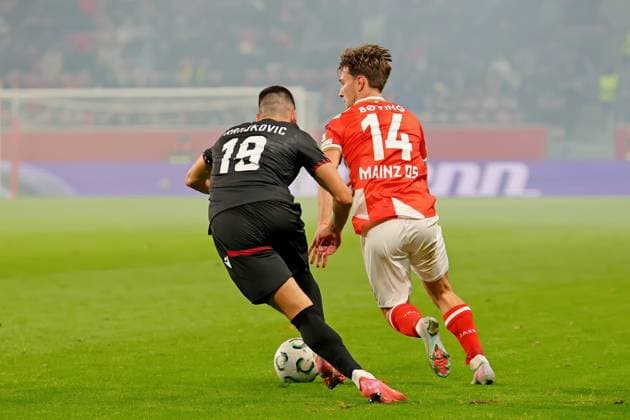 Mainz, Deutschland 23. Oktober 2025: Conference League - 2025 2026 - FSV Mainz 05 vs. Zrinjski Mostar Im Bild: v. li. im Zweikampf Marko Vranjkovic (Zrinjski Mostar) gegen William Boving (Mainz). Mewa Arena Rheinland - Pfalz Copyright: xFotostandx xRacochax