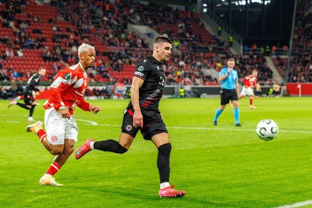UECL 1. FSV Mainz 05 vs. HäK Zrinjski Mostar, 23.10.2025 MAINZ, DEUTSCHLAND - OCTOBER 23: Marko?Vranjkovi? (HäK?Zrinjski?Mostar,?19) is challenged by Armindo Sieb (1. FSV Mainz 05, 11) during the match between 1. FSV Mainz 05 vs. HäK Zrinjski Mostar at MEWA Arena on matchday 2 on October 23, 2025 in Mainz, Deutschland. Copyright: xBEAUTIFULxSPORTS Hahnex