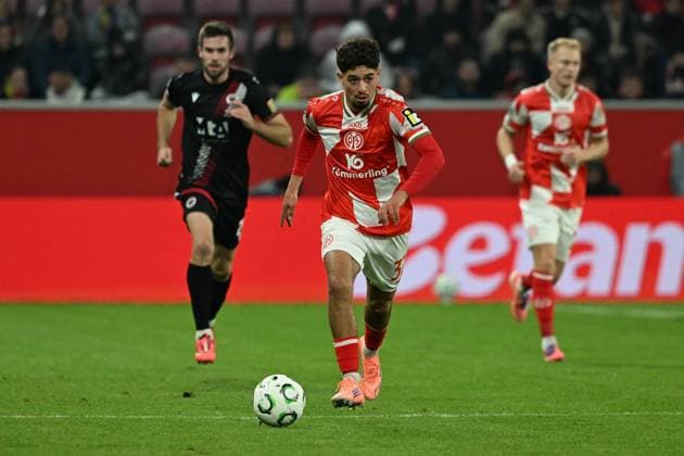 23.10.2025, xsltx, Fussball UEFA Conference League, FSV Mainz 05 - HSK Zrinjski Mostar v.l. Ben Bobzien (FSV Mainz 05) (DFL DFB REGULATIONS PROHIBIT ANY USE OF PHOTOGRAPHS as IMAGE SEQUENCES and or QUASI-VIDEO) Mainz