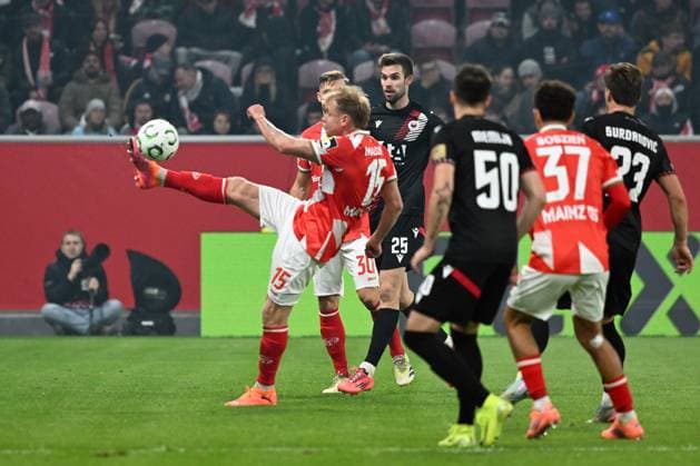 23.10.2025, xsltx, Fussball UEFA Conference League, FSV Mainz 05 - HSK Zrinjski Mostar v.l. Lennard Maloney (FSV Mainz 05) Mario Cuze (HSK Zrinjski Mostar) (DFL DFB REGULATIONS PROHIBIT ANY USE OF PHOTOGRAPHS as IMAGE SEQUENCES and or QUASI-VIDEO) Mainz
