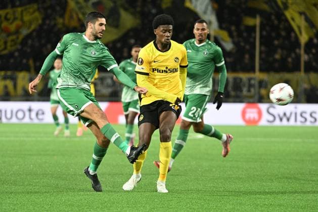 BERN, SWITZERLAND - OCTOBER 23: Dinis Almeida of Ludogorets l) against Chris Bedia of Young Boys r) during the UEFA Europa League 2025 26 League Phase MD3 match between BSC Young Boys and PFC Ludogorets 1945 at Stadion Wankdorf on October 23, 2025 in Bern, Switzerland. Bern Stadion Wankdorf Bern Switzerland Copyright: xJustPictures.ch ManuelxWinterbergerx jp-en-EuSpIm-MWI_4271