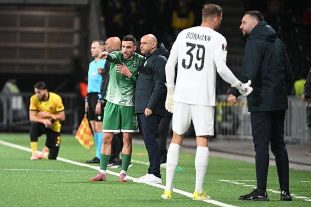 BERN, SWITZERLAND - OCTOBER 23: Stanislav Ivanov of Ludogorets l) talking with head coach Rui Mota of Ludogorets c) during the UEFA Europa League 2025 26 League Phase MD3 match between BSC Young Boys and PFC Ludogorets 1945 at Stadion Wankdorf on October 23, 2025 in Bern, Switzerland. Bern Stadion Wankdorf Bern Switzerland Copyright: xJustPictures.ch ManuelxWinterbergerx jp-en-EuSpIm-MWI_4290