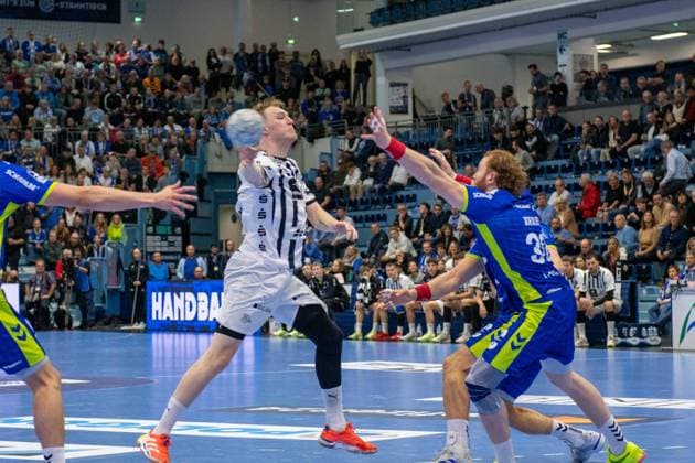 Eric Johansson, Rueckraum (THW Kiel 21), Tom Kiesler, Rueckraum, (VfL Gummersbach 30), VfL Gummersbach vs. THW Kiel, Daikin Handball Bundesliga, Herren , 10. Spieltag, 23.10.2025 Gummersbach NRW Deutschland