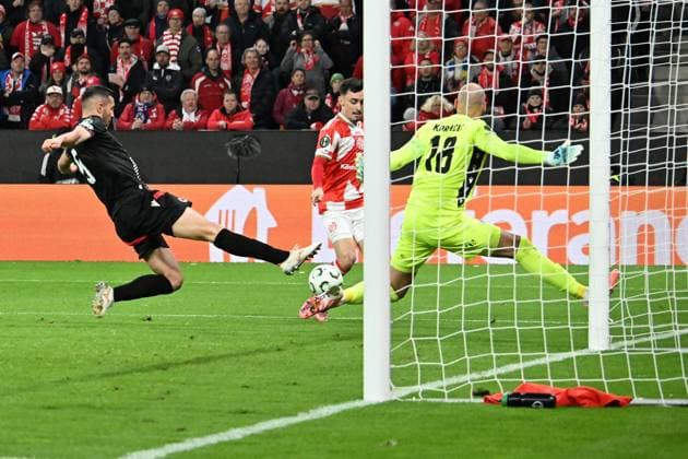 23.10.2025, xsltx, Fussball UEFA Conference League, FSV Mainz 05 - HSK Zrinjski Mostar v.l. Paul Nebel (FSV Mainz 05) Goran Karacic (HSK Zrinjski Mostar) (DFL DFB REGULATIONS PROHIBIT ANY USE OF PHOTOGRAPHS as IMAGE SEQUENCES and or QUASI-VIDEO) Mainz