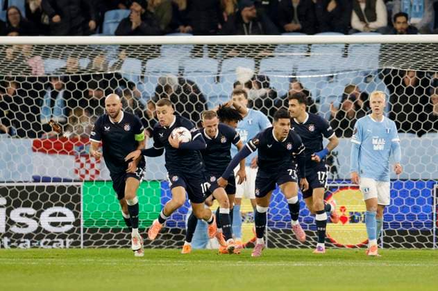 MALMÖ, SVERIGE 20251023 Dinamo Zagrebs 71 Mounsef Bakrar jublar efter mal och kvittering till 1-1- i slutminuterna under fotbollsmatchen i Europa League mellan Malmö FF och GNK Dinamo Zagreb pa Eleda Stadion (Nya Malmö Stadion), Sverige, 23 oktober 2025. MALMÖ SVERIGE x10600x
