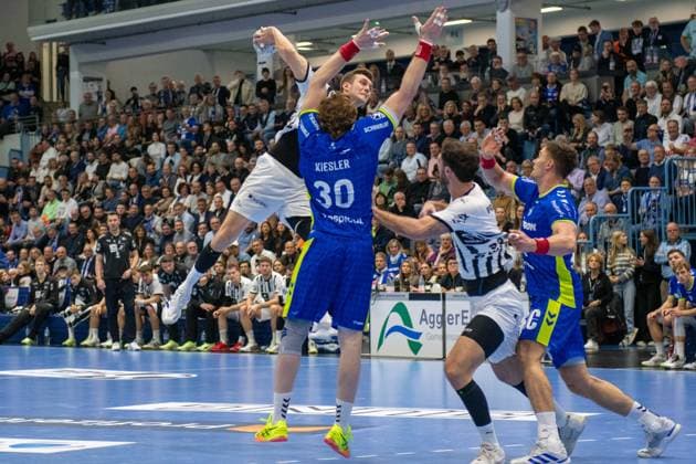 Nikola Bilyk, Rueckraum (THW Kiel 53), Tom Kiesler, Rueckraum, (VfL Gummersbach 30), VfL Gummersbach vs. THW Kiel, Daikin Handball Bundesliga, Herren , 10. Spieltag, 23.10.2025 Gummersbach NRW Deutschland