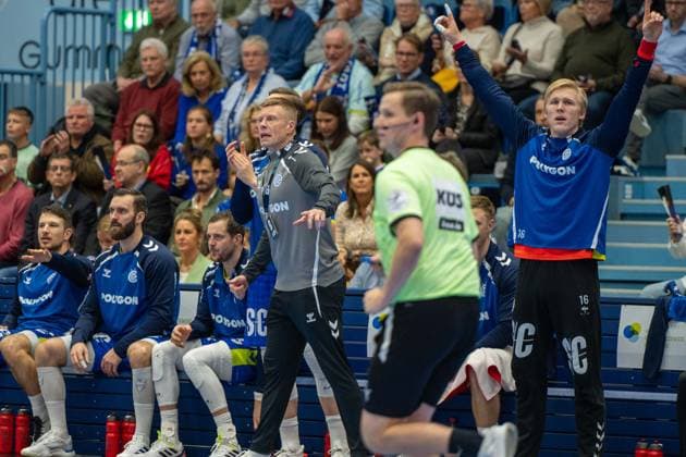 GuÃ°jon Valur SigurÃ°sson, Cheftrainer, (VfL Gummersbach), Bertram Obling, Torwart, (VfL Gummersbach 16), VfL Gummersbach vs. THW Kiel, Daikin Handball Bundesliga, Herren , 10. Spieltag, 23.10.2025 Gummersbach NRW Deutschland
