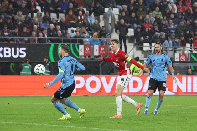 ALKMAAR - (l-r) Guram Kashia of Slovan Bratislava, Sven Mijnans of AZ Alkmaar score the 1-0 during the UEFA Conference League match between AZ Alkmaar and Slovan Bratislava at the AFAS Stadium on October 23, 2025, in Alkmaar, Netherlands. ANP BART STOUTJESDIJK UEFA Conference League 2025-2026 xVIxANPxSportx xxANPxIVx 540092279 originalFilename: 540092279.jpg