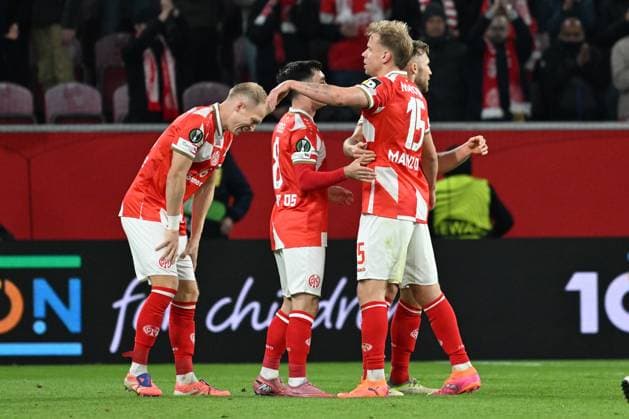 23.10.2025, xsltx, Fussball UEFA Conference League, FSV Mainz 05 - HSK Zrinjski Mostar v.l. Jubel, Freude über den Sieg (DFL DFB REGULATIONS PROHIBIT ANY USE OF PHOTOGRAPHS as IMAGE SEQUENCES and or QUASI-VIDEO) Mainz