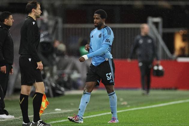 ALKMAAR - Sandro Cruz of Slovan Bratislava leaves the field after receiving a red card during the UEFA Conference League match between AZ Alkmaar and Slovan Bratislava at the AFAS Stadium on October 23, 2025, in Alkmaar, Netherlands. ANP BART STOUTJESDIJK UEFA Conference League 2025-2026 xVIxANPxSportx xxANPxIVx 540092318 originalFilename: 540092318.jpg