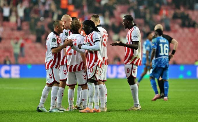 Samsunspor v Dynamo Kyiv - UEFA Europa Conference League SAMSUN, TURKIYE - OCTOBER 23: Players of Samsunspor celebrate after scoring a goal during the UEFA Europa Conference League week 2 match between Samsunspor and Dynamo Kyiv at New May 19 Stadium in Samsun, Turkiye on October 23, 2025. Veysel Altun Anadolu Samsun Turkey. Editorial use only. Please get in touch for any other usage.  Copyright: x2025xAnadoluxVeyselxAltunx