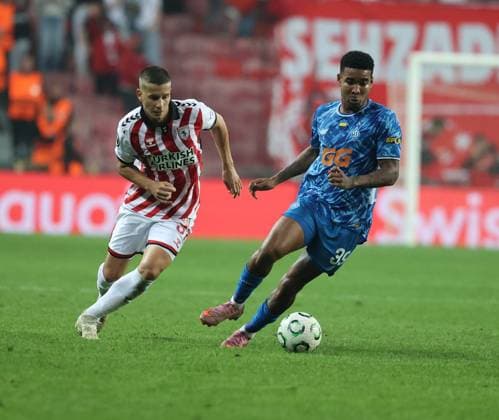 Samsunspor v Dynamo Kyiv - UEFA Europa Conference League SAMSUN, TURKIYE - OCTOBER 23: Lubomir Satka (37) of Samsunspor in action against Eduardo Antonio Guerrero Lozcano (39) of Dynamo Kyiv during the UEFA Europa Conference League week 2 match between Samsunspor and Dynamo Kyiv at New May 19 Stadium in Samsun, Turkiye on October 23, 2025. Veysel Altun Anadolu Samsun Turkey. Editorial use only. Please get in touch for any other usage.  Copyright: x2025xAnadoluxVeyselxAltunx