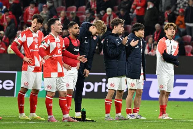 23.10.2025, xsltx, Fussball UEFA Conference League, FSV Mainz 05 - HSK Zrinjski Mostar v.l. Jubel, Freude über den Sieg (DFL DFB REGULATIONS PROHIBIT ANY USE OF PHOTOGRAPHS as IMAGE SEQUENCES and or QUASI-VIDEO) Mainz