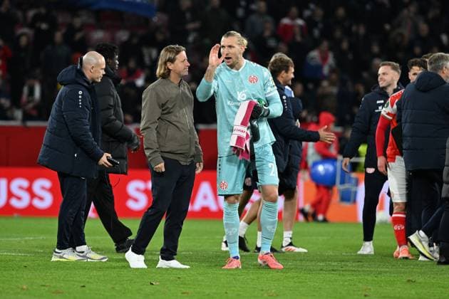23.10.2025, xsltx, Fussball UEFA Conference League, FSV Mainz 05 - HSK Zrinjski Mostar v.l. Trainer Bo Henriksen (FSV Mainz 05) Robin Zentner (FSV Mainz 05) (DFL DFB REGULATIONS PROHIBIT ANY USE OF PHOTOGRAPHS as IMAGE SEQUENCES and or QUASI-VIDEO) Mainz