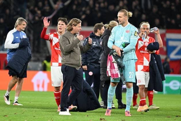 23.10.2025, xsltx, Fussball UEFA Conference League, FSV Mainz 05 - HSK Zrinjski Mostar v.l. Trainer Bo Henriksen (FSV Mainz 05) Robin Zentner (FSV Mainz 05) (DFL DFB REGULATIONS PROHIBIT ANY USE OF PHOTOGRAPHS as IMAGE SEQUENCES and or QUASI-VIDEO) Mainz