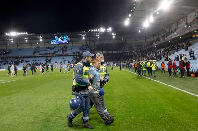 MALMÖ, SWEDEN 20251023 The security guards take care of a person who ran onto the pitch during the Europa League football match between Malmö FF and GNK Dinamo Zagreb at Eleda Stadion (Nya Malmö Stadion), Sweden, 23 October 2025. MALMÖ SWEDEN x10600x