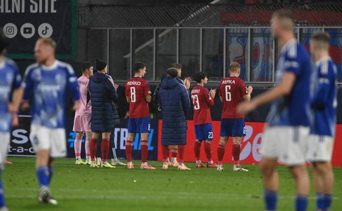 Rakow players say goodbye to the fans after the UEFA Conference League, 2nd round, match SK Sigma Olomouc against Rakow Czestochowa, in Olomouc, Czech Republic, on October 23, 2025. (CTKxPhoto LudekxPerina) CTKPhotoP2025102310583  CTKPhotoP2025102310583