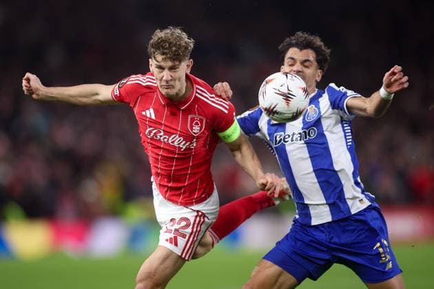 Nottingham Forest v Porto 23 October 2025, Nottingham - UEFA Europa League - Nottingham Forest v Porto. Ryan Yates of Nottingham Forest and Gabri Veiga of FC Porto (photo by Daniel Chesterton) Nottingham UK Copyright: xDanielxChestertonxOffside