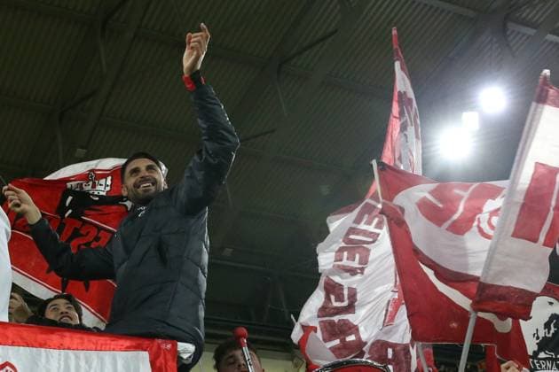 23.10.2025, xrekx, Fussball UEFA Europa League, SC Freiburg - FC Utrecht v.l. Yuito Suzuki (SC Freiburg) Vincenzo Grifo (SC Freiburg) im Fanblock Mannschaft, Spieler, jubeln nach Spielende, Team, Player, celebrate at the end of the match (DFL DFB REGULATIONS PROHIBIT ANY USE OF PHOTOGRAPHS as IMAGE SEQUENCES and or QUASI-VIDEO) Freiburg