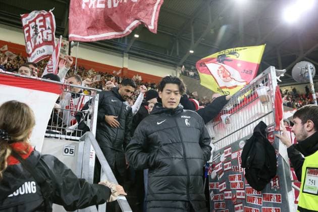 23.10.2025, xrekx, Fussball UEFA Europa League, SC Freiburg - FC Utrecht v.l. Yuito Suzuki (SC Freiburg) Vincenzo Grifo (SC Freiburg) im Fanblock Mannschaft, Spieler, jubeln nach Spielende, Team, Player, celebrate at the end of the match (DFL DFB REGULATIONS PROHIBIT ANY USE OF PHOTOGRAPHS as IMAGE SEQUENCES and or QUASI-VIDEO) Freiburg