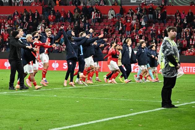23.10.2025, xsltx, Fussball UEFA Conference League, FSV Mainz 05 - HSK Zrinjski Mostar v.l. Jubel, Freude über den Sieg (DFL DFB REGULATIONS PROHIBIT ANY USE OF PHOTOGRAPHS as IMAGE SEQUENCES and or QUASI-VIDEO) Mainz