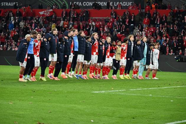 23.10.2025, xsltx, Fussball UEFA Conference League, FSV Mainz 05 - HSK Zrinjski Mostar v.l. Jubel, Freude über den Sieg (DFL DFB REGULATIONS PROHIBIT ANY USE OF PHOTOGRAPHS as IMAGE SEQUENCES and or QUASI-VIDEO) Mainz