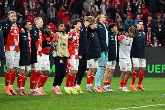 23.10.2025, xsltx, Fussball UEFA Conference League, FSV Mainz 05 - HSK Zrinjski Mostar v.l. Jubel, Freude über den Sieg (DFL DFB REGULATIONS PROHIBIT ANY USE OF PHOTOGRAPHS as IMAGE SEQUENCES and or QUASI-VIDEO) Mainz