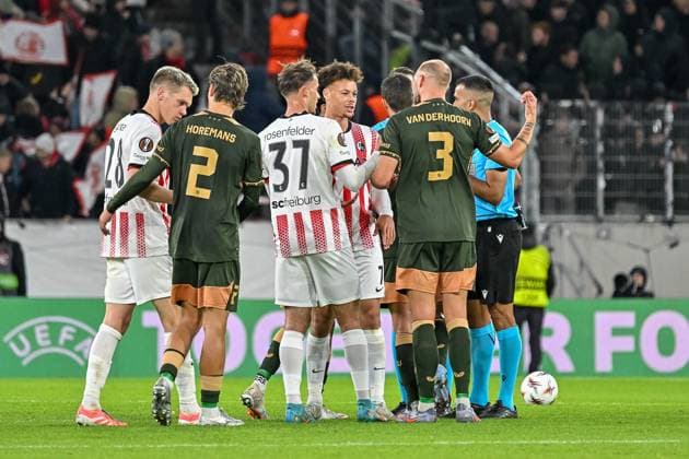 Matthias Ginter (SC Freiburg, 28), Siebe Horemans (FC Utrecht, 02), Max Rosenfelder (SC Freiburg, 37), Derry Scherhant (SC Freiburg, 07), Philipp Lienhart (SC Freiburg, 03) haben Gespraechsbedarf bei Rohit Saggi (Schiedsrichter) GER, SC Freiburg - FC Utrecht, Fussball, Europa League, 3. Spieltag, Saison 2025 2026, 23.10.2025 GER, SC Freiburg - FC Utrecht, Fussball, Europa League, 3. Spieltag, Saison 2025 2026, 23.10.2025 Freiburg Copyright: xEibner-Pressefoto ThomasxHessx EP_THS