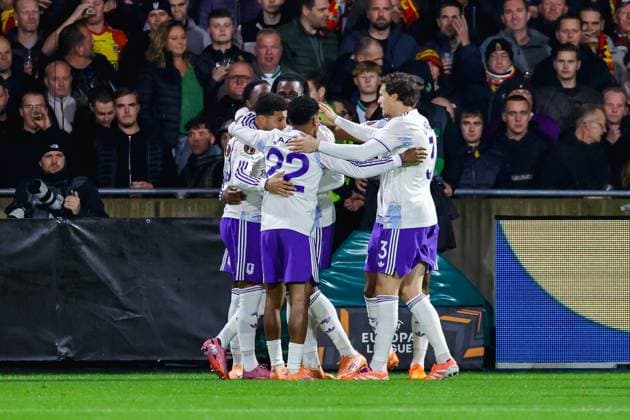 UEFA Europa League: Go Ahead Ealges v Aston Villa F.C. Deventer - Evann Guessand of Aston Villa celebrates with teammates after scoring his teams first goal during the third match of the UEFA Europa League 2025 2026. The match is set between Go Ahead Eagles and Aston Villa F.C. at De Adelaarshorst on 23 October 2025 in Deventer, The Netherlands. (VK Sportphoto Raymond Smit) Copyright: xRaymondxSmitx