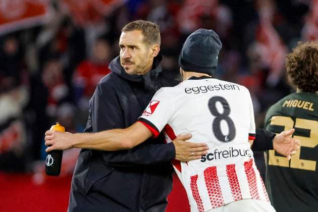 Julian Schuster (SC Freiburg, Trainer) und Maximilian Eggestein (SC Freiburg, 08) nach dem Spiel , Deutschland, UEFA Europa League, 3. Spieltag, 2025 2026, SC Freiburg vs. FC Utrecht, 23.10.2025, Stadion am Wolfswinkel, Freiburg, Deutschland Freiburg Stadion am Wolfswinkel Baden-Württemberg Deutschland Copyright: xGrantxHubbsx