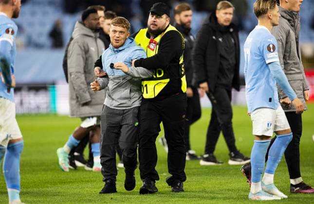 MALMÖ, SVERIGE 20251023 En MFF supporter springer in pa planen efter slutsignal under fotbollsmatchen i Europa League mellan Malmö FF och GNK Dinamo Zagreb pa Eleda Stadion (Nya Malmö Stadion), Sverige, 23 oktober 2025. MALMÖ SVERIGE x10600x
