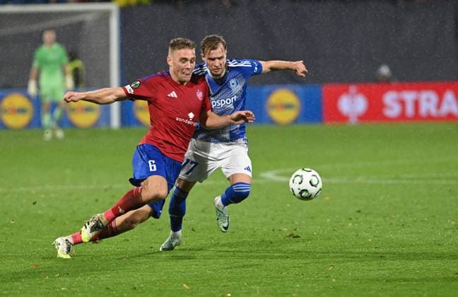 L-R Oskar Repka (Czestochowa) and Artur Dolznikov (Olomouc) in action during the UEFA Conference League, 2nd round, match SK Sigma Olomouc against Rakow Czestochowa, in Olomouc, Czech Republic, on October 23, 2025. (CTKxPhoto LudekxPerina) CTKPhotoP2025102310658  CTKPhotoP2025102310658