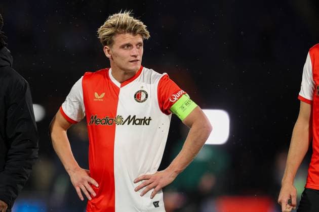 2025-10-23 Feyenoord v Panathinaikos - UEFA Europa League, League phase, MD3 ROTTERDAM, NETHERLANDS - OCTOBER 23: Sem Steijn of Feyenoord is thanking the fans for their support after winning the match during the UEFA Europa League, League phase, MD3 match between Feyenoord and Panathinaikos at Stadion Feijenoord on October 23, 2025 in Rotterdam, Netherlands. Rotterdam Stadion Feijenoord Netherlands Content not available for redistribution in The Netherlands directly or indirectly through any third parties. Copyright: xHansxvanxderxValkx