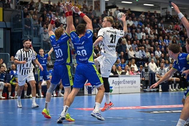 Deutschland, Handball, 1. Bundesliga DAIKIN HBL, 10. Spieltag, 2025 2026, VfL Gummersbach vs THW Kiel, 23.10.2025, SCHWALBE Arena, Gummersbach, Deutschland, Eric Johansson (THW Kiel, 21) beim Torwurf Copyright: xMarkusxVerwimpx