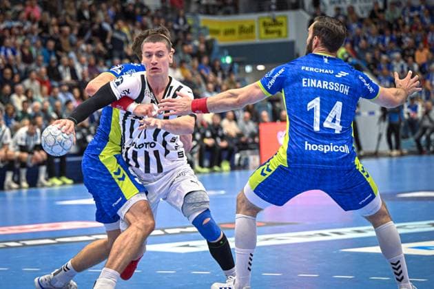 Deutschland, Handball, 1. Bundesliga DAIKIN HBL, 10. Spieltag, 2025 2026, VfL Gummersbach vs THW Kiel, 23.10.2025, SCHWALBE Arena, Gummersbach, Deutschland, Elias Ellefsen a Skipagotu Elias Ellefsen a Skipagotu (THW Kiel, 71) behauptet sich im Zweikampf Copyright: xMarkusxVerwimpx