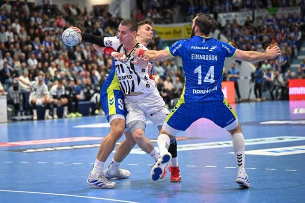 Deutschland, Handball, 1. Bundesliga DAIKIN HBL, 10. Spieltag, 2025 2026, VfL Gummersbach vs THW Kiel, 23.10.2025, SCHWALBE Arena, Gummersbach, Deutschland, Elias Ellefsen a Skipagotu Elias Ellefsen a Skipagotu (THW Kiel, 71) setzt sich durch gegem Teitur Örn Einarsson (VfL Gummersbach, 14) Copyright: xMarkusxVerwimpx