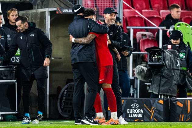 251023 Noah Jean Holm of Brann and head coach Freyr Alexandersson of Brann during the UEFA Europa League football match between Brann and Rangers on October 23, 2025 in Bergen. Photo: Marius Simensen BILDBYRAN COP 238 MM0046 bbeng brann football fotball fotboll rangers soccer uefa europa league  Copyright: MARIUSxSIMENSEN BB251023ZI056
