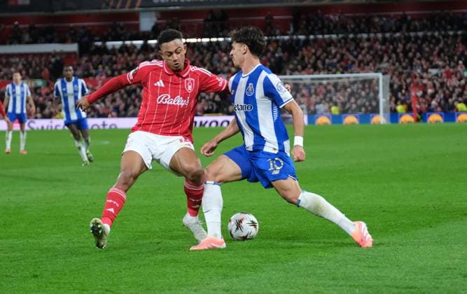 Dan Ndoye of Nottingham Forest competes for the ball with Gabri Veiga of FC Porto during the UEFA Europa league football match between Nottingham Forest and FC Porto at City Ground in Nottingham. Final Result 2-0 Copyright: xPaulxBonser SportsxPressxPhotox Sportspressphoto_SPR46770