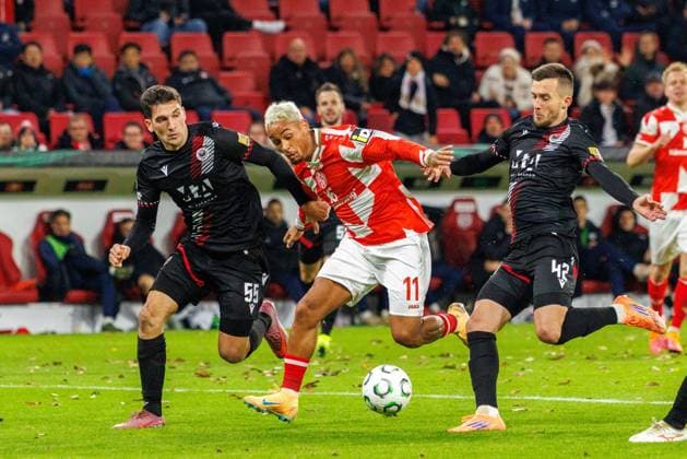 UECL 1. FSV Mainz 05 vs. HäK Zrinjski Mostar, 23.10.2025 MAINZ, DEUTSCHLAND - OCTOBER 23: Armindo Sieb (1. FSV Mainz 05, 11) on the way to goal challenged by Duje?Dujmovi? (HäK?Zrinjski?Mostar,?55) and Marijan??avar (HäK?Zrinjski?Mostar,?42) during the match between 1. FSV Mainz 05 vs. HäK Zrinjski Mostar at MEWA Arena on matchday 2 on October 23, 2025 in Mainz, Deutschland. Copyright: xBEAUTIFULxSPORTS Hahnex