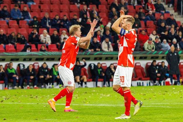 UECL 1. FSV Mainz 05 vs. HäK Zrinjski Mostar, 23.10.2025 MAINZ, DEUTSCHLAND - OCTOBER 23: Lennard Maloney (1. FSV Mainz 05, 15) demands a penalty kick due to a possible handball during the match between 1. FSV Mainz 05 vs. HäK Zrinjski Mostar at MEWA Arena on matchday 2 on October 23, 2025 in Mainz, Deutschland. Copyright: xBEAUTIFULxSPORTS Hahnex