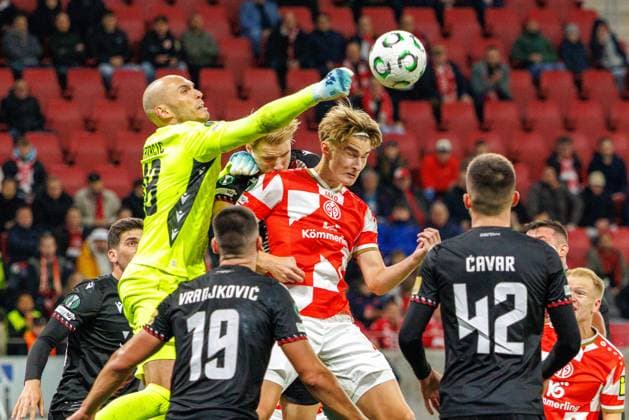 UECL 1. FSV Mainz 05 vs. HäK Zrinjski Mostar, 23.10.2025 MAINZ, DEUTSCHLAND - OCTOBER 23: Torwart Goran?Kara?i? (HäK?Zrinjski?Mostar,?18) is clearing a cross against Kacper Potulski (1. FSV Mainz 05, 48) during the match between 1. FSV Mainz 05 vs. HäK Zrinjski Mostar at MEWA Arena on matchday 2 on October 23, 2025 in Mainz, Deutschland. Copyright: xBEAUTIFULxSPORTS Hahnex