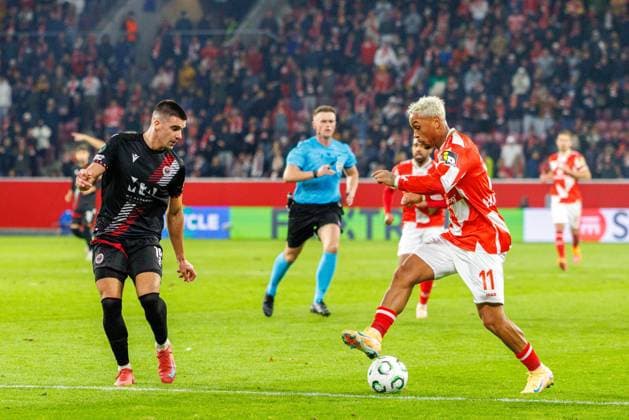 UECL 1. FSV Mainz 05 vs. HäK Zrinjski Mostar, 23.10.2025 MAINZ, DEUTSCHLAND - OCTOBER 23: Armindo Sieb (1. FSV Mainz 05, 11) is challenged by Marko?Vranjkovi? (HäK?Zrinjski?Mostar,?19) during the match between 1. FSV Mainz 05 vs. HäK Zrinjski Mostar at MEWA Arena on matchday 2 on October 23, 2025 in Mainz, Deutschland. Copyright: xBEAUTIFULxSPORTS Hahnex