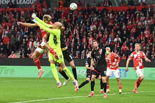 Nach diesem Zusammenprall mit Ilija MASIC (Mostar) und Kaishu SANO (MZ) bleibt Torwart Goran KARACIC (Mostar) minutenlang liegen, verletzt, Verletzung, 1.FSV Mainz 05 (MZ) - Zrinjski Mostar (Mostar) 1-0 Fussball UEFA Conference League Saison 2025 2026, 2.Spieltag, Spieltag2, matchday 2, am 23.10.2025, MEWA Arena Mainz. UEFA regulations prohibit any use of photographs as image sequences and or quasi-video . Â