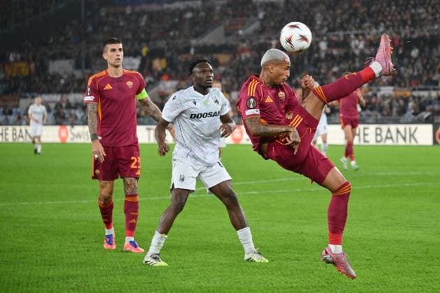 23rd October 2025, Stadio Olimpico, Rome, Italy; UEFA Europa League Football; Roma versus Viktoria Plezen; Wesley of AS Roma clears a high ball with an overhead kick  AllShotLive