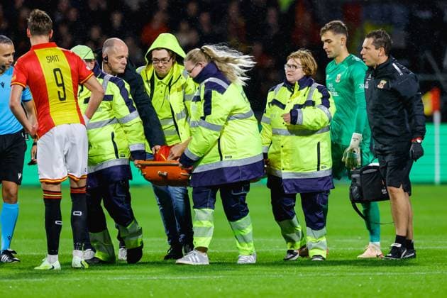 UEFA Europa League: Go Ahead Ealges v Aston Villa F.C. Deventer - Gerrit Nauber of Go Ahead Eagles lies on a brandcare with an injury during the third match of the UEFA Europa League 2025 2026. The match is set between Go Ahead Eagles and Aston Villa F.C. at De Adelaarshorst on 23 October 2025 in Deventer, The Netherlands. (VK Sportphoto Raymond Smit) Copyright: xRaymondxSmitx
